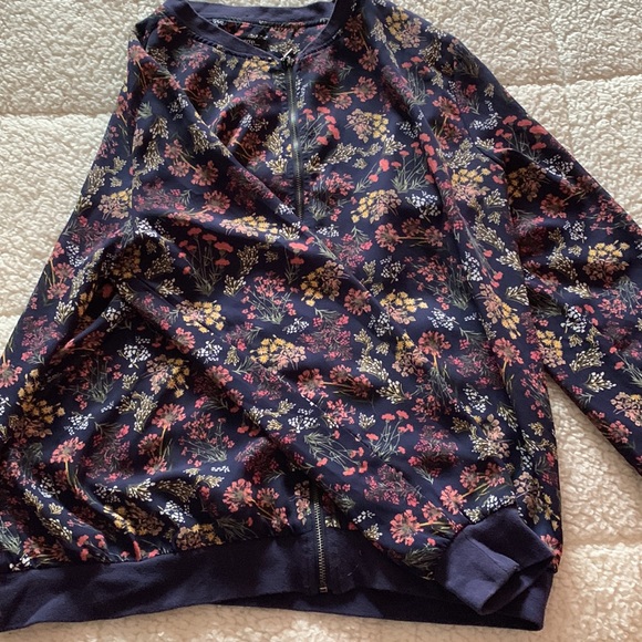 Summer wear sweater - Picture 2 of 3